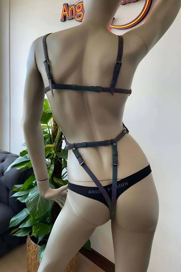 Reflektörlü body harness gökkuşağı holografik bantlı geometrik kafes desen siyah O-ring manken üzerinde