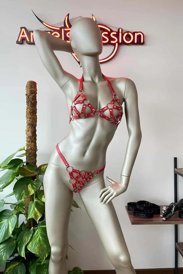 Kırmızı vegan deri harness sütyen takım gümüş O-halkalı ve perçinli geometrik kafes yapısı