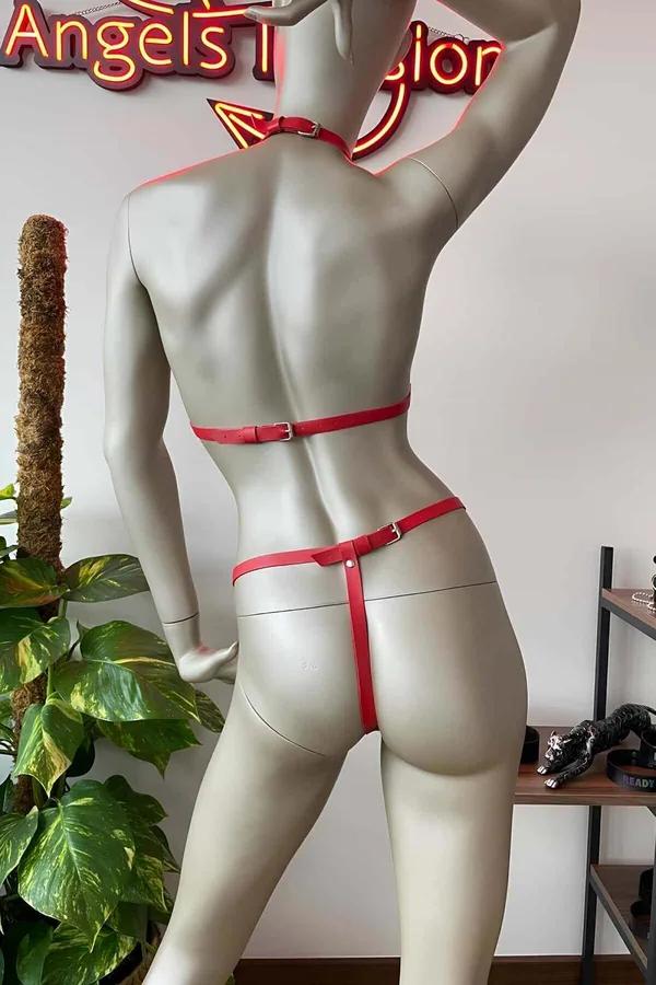 Kırmızı vegan deri harness sütyen takım gümüş O-halkalı ve perçinli geometrik kafes yapısı