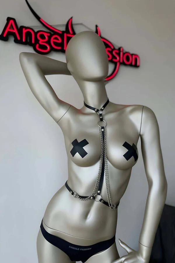 Siyah vegan deri harness boyun ve bel bantlı gümüş zincirli O-halka detaylı manken üzerinde