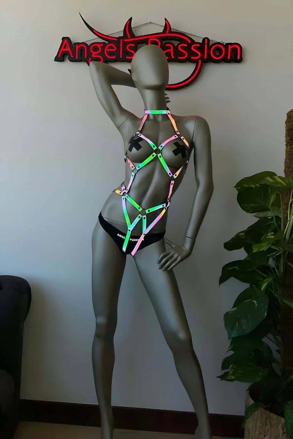 Reflektörlü neon body harness mor-yeşil parlayan bantlar geometrik X çapraz tam vücut tasarım