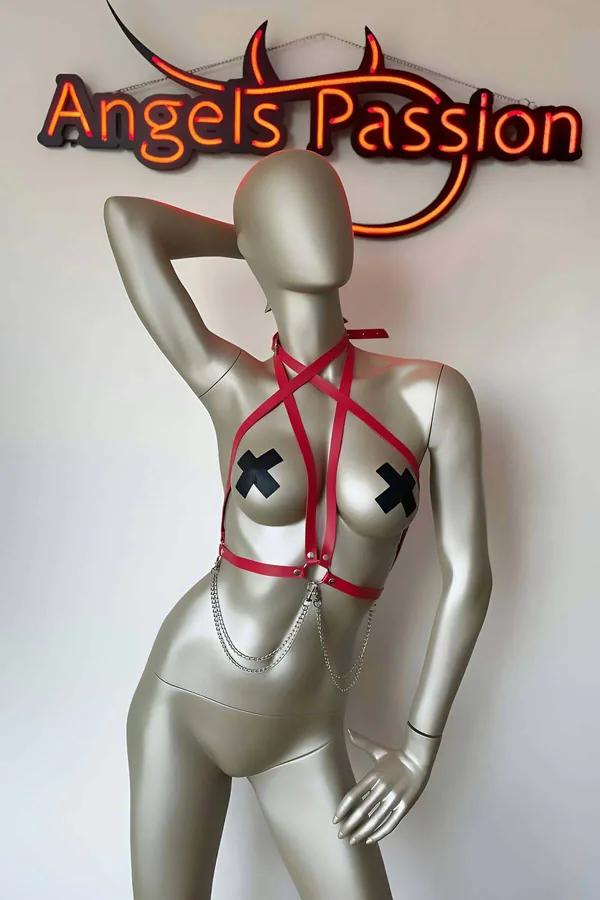 kırmızı vegan deri çapraz göğüs harness gümüş zincir ve metal toka detayı manken üzerinde