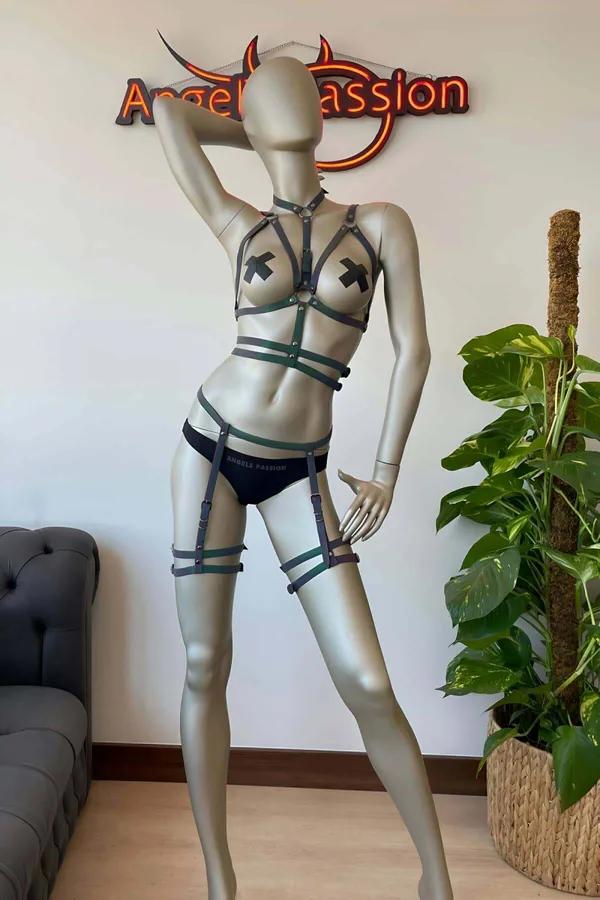 Siyah elastik bantlı holografik reflektörlü harness bralet ve jartiyer takım UV ışık altında neon yeşil pembe parlar