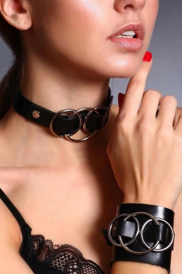 Siyah vegan deri üç halka detaylı choker ve geniş bileklik takım, gunmetal O-halka donanımlı 2 parçalı set