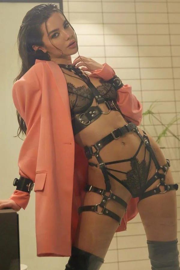 siyah vegan deri geniş şeritli büyük D-halkalı tam vücut fantezi harness takımı bilek manşetleri ve uyluk şeritleriyle