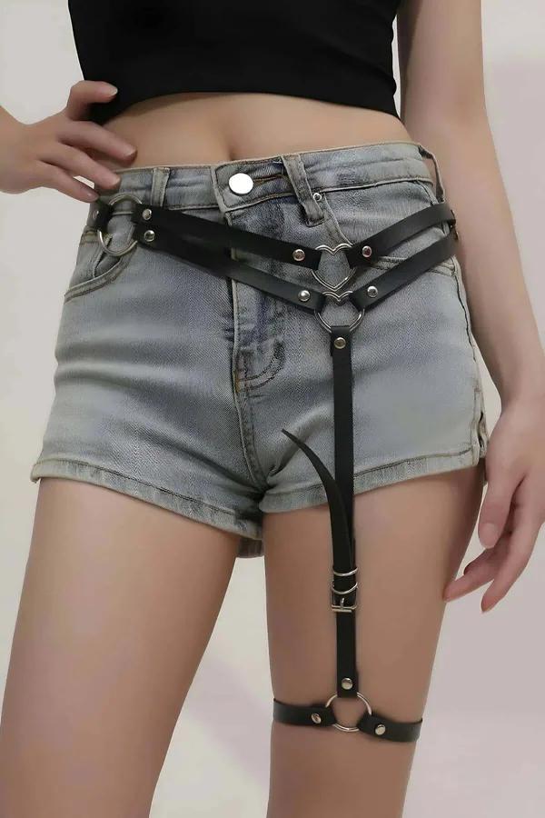 Siyah vegan deri tek bacaklı jartiyer harness, gümüş kalp halka ve O-ring, denim şort üstü kombinasyon
