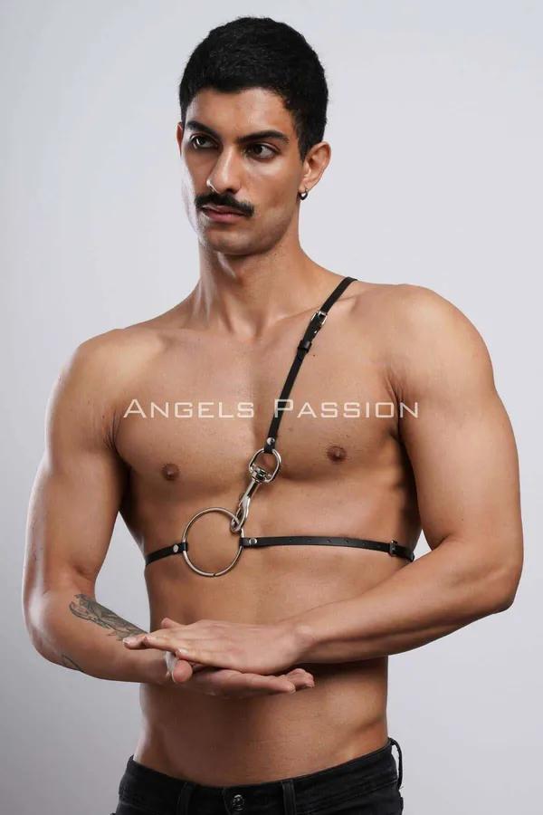 siyah vegan deri erkek göğüs harness tek omuz kayışı ve büyük gümüş O-ring detayı ile gömlek kemeri