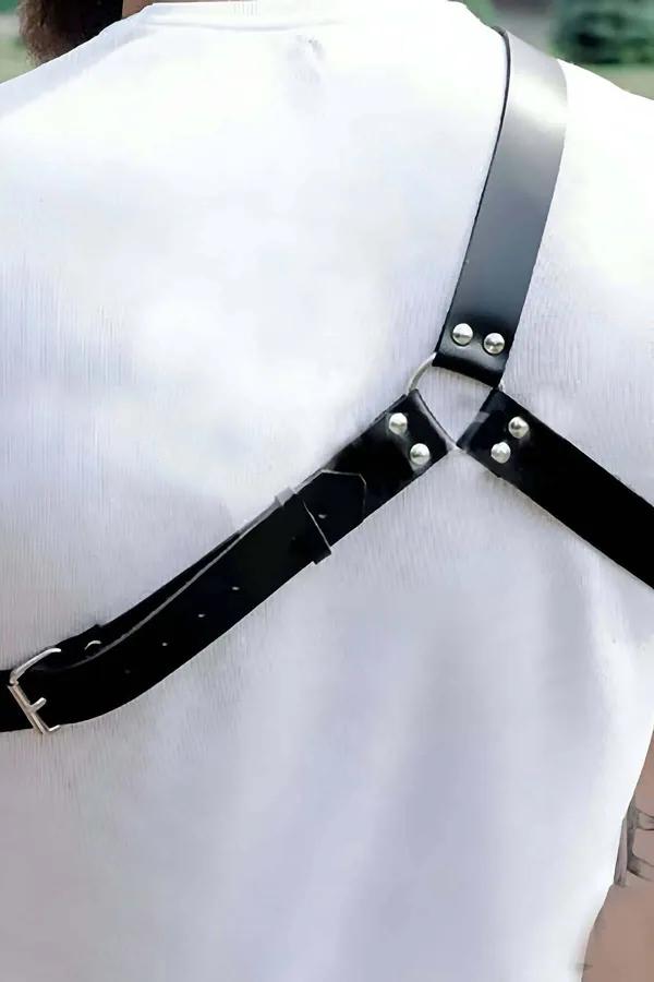Erkek tek omuz siyah vegan deri harness gümüş O-ring ve perçin detayı beyaz tişört üstünde