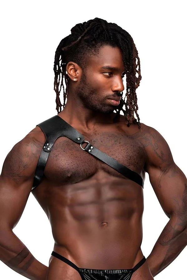 Siyah vegan deri tek omuz erkek harness gümüş D-halka ve perçin detayı, göğüs üzeri asimetrik kayış