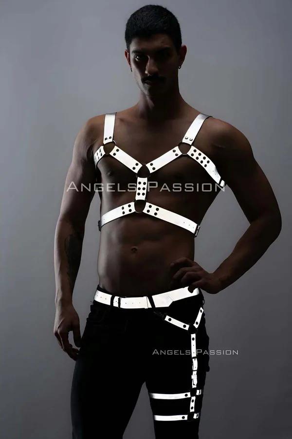 Reflektörlü beyaz vegan deri erkek harness takım, X biçimi göğüs ve Y formlu bacak harness siyah metal tokalar