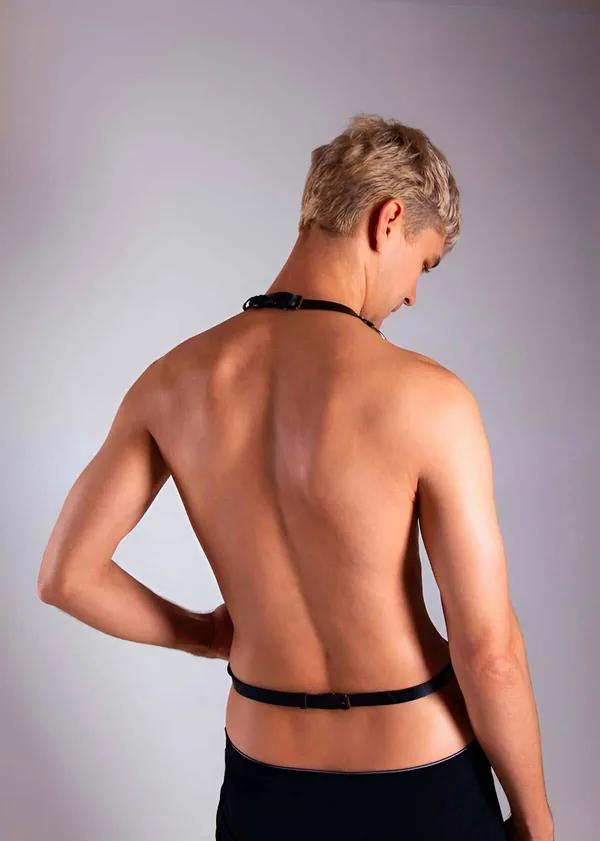 siyah suni deri erkek body harness tek çapraz askı altın O-ring toka detaylı