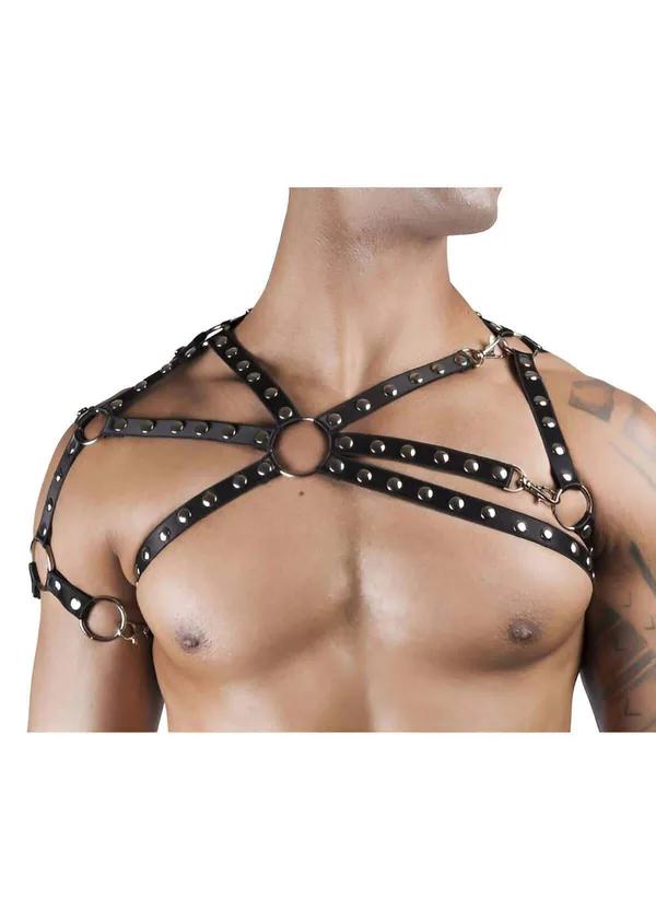 Zımba detaylı siyah vegan deri erkek göğüs harness, gümüş O-ring ve kanca tokalar, X-şekilli çift bant