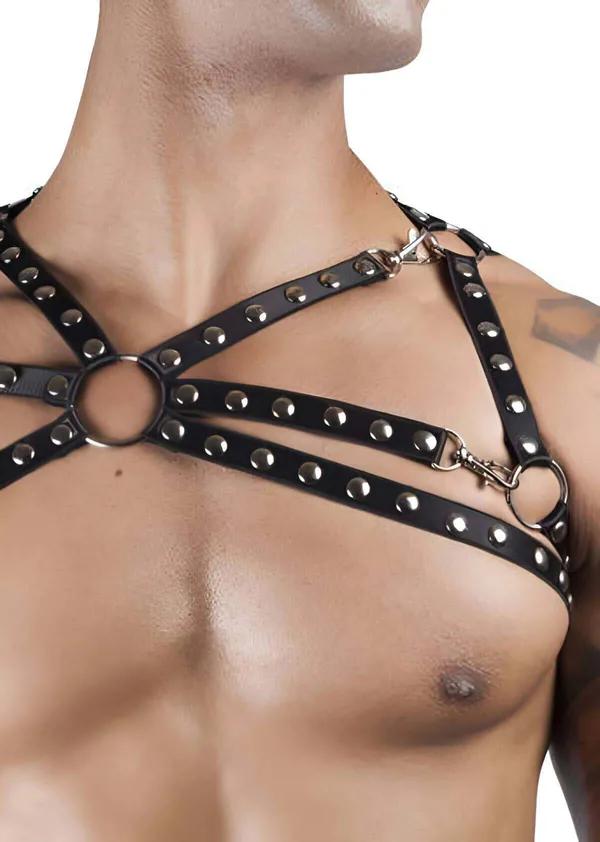 Zımba detaylı siyah vegan deri erkek göğüs harness, gümüş O-ring ve kanca tokalar, X-şekilli çift bant