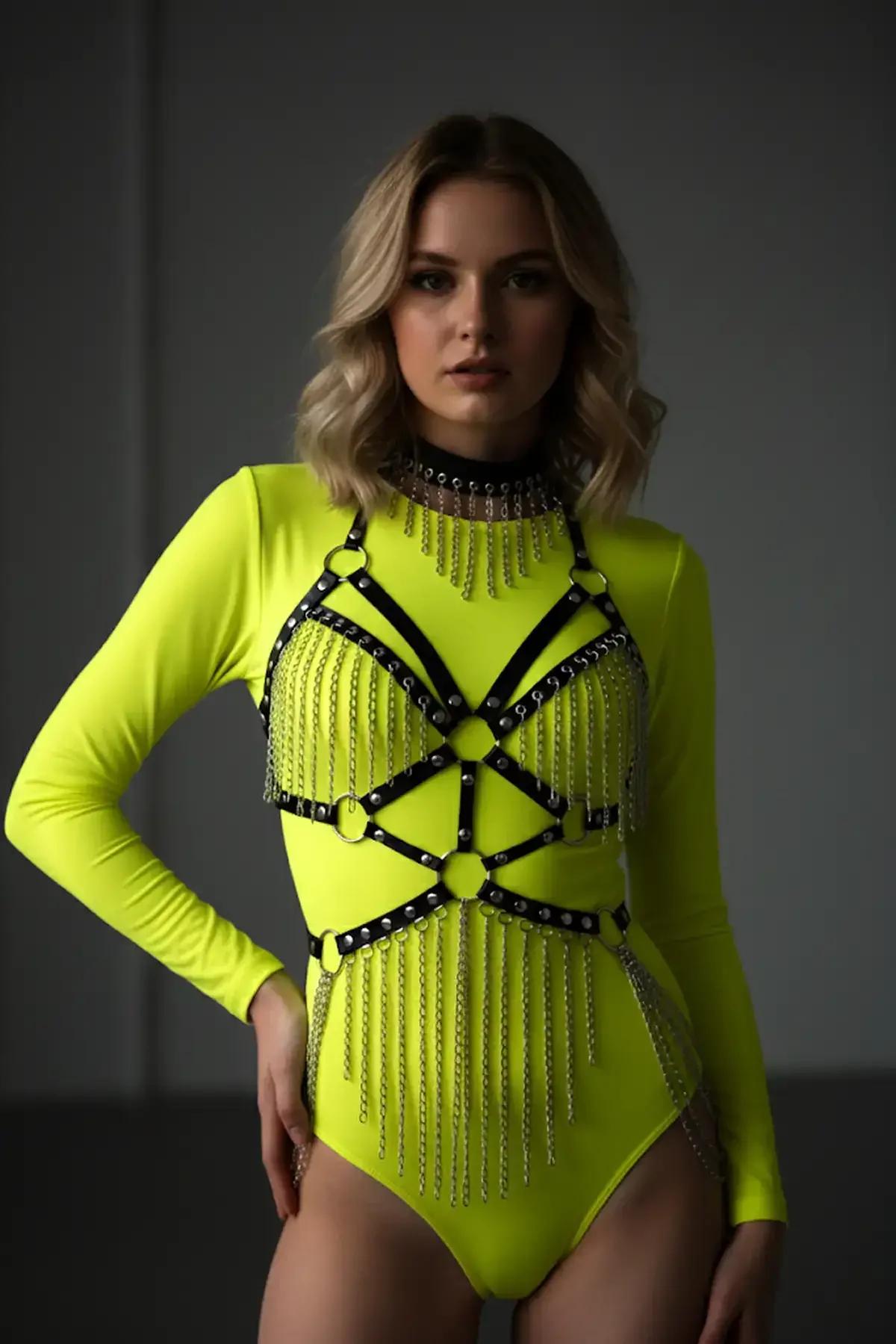 Siyah vegan deri zincirli harness ve choker takımı, gümüş saçak zincirler ve O-halka detayları, neon body üzerinde