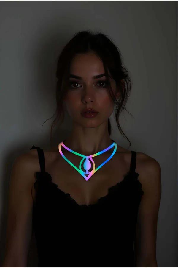 Rainbow reflektörlü damla choker kolye gökkuşağı renk yansımalı lazer kesim V-form boyun aksesuar