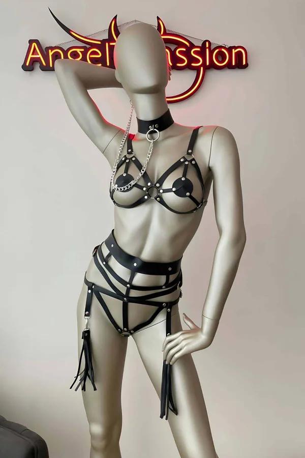 siyah PU suni deri püsküllü fantezi harness takımı gümüş zincir ve O-ring boyun halkasıyla tam vücut görünümü