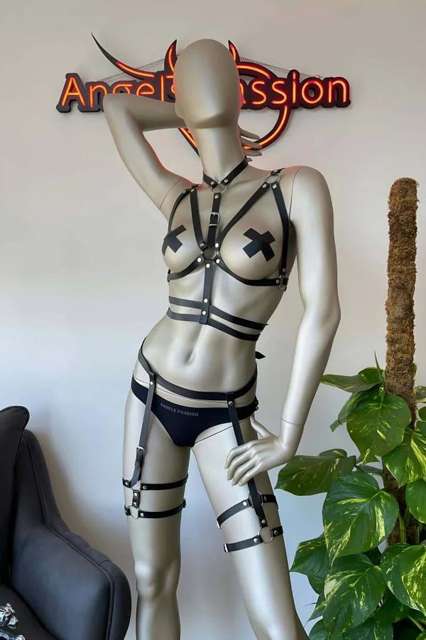 siyah vegan deri jartiyer harness takım gümüş O-ring göğüs harnesi külot ve bacak bantları manken üzerinde