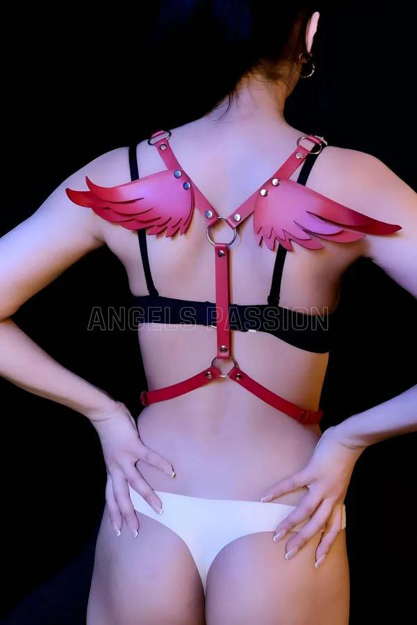Kırmızı vegan deri melek kanadı detaylı göğüs harness, gümüş O-ring ve perçin, sırt görünümü