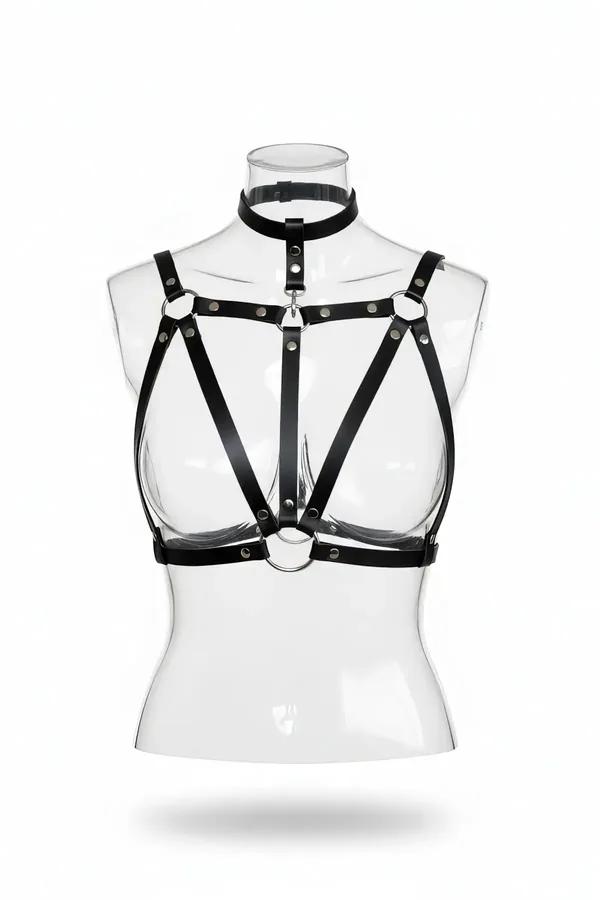 Siyah vegan deri göğüs harness choker yakalık gümüş O-ring kafes bant manken üzerinde