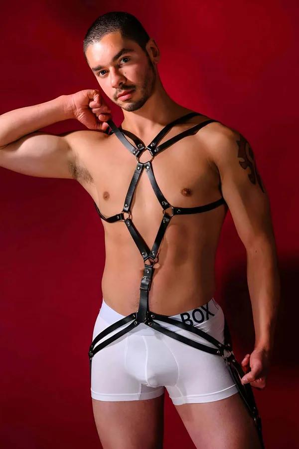 siyah vegan deri full body erkek harness gümüş O-ring ve perçin detaylı göğüs ve bel kayış yapısı