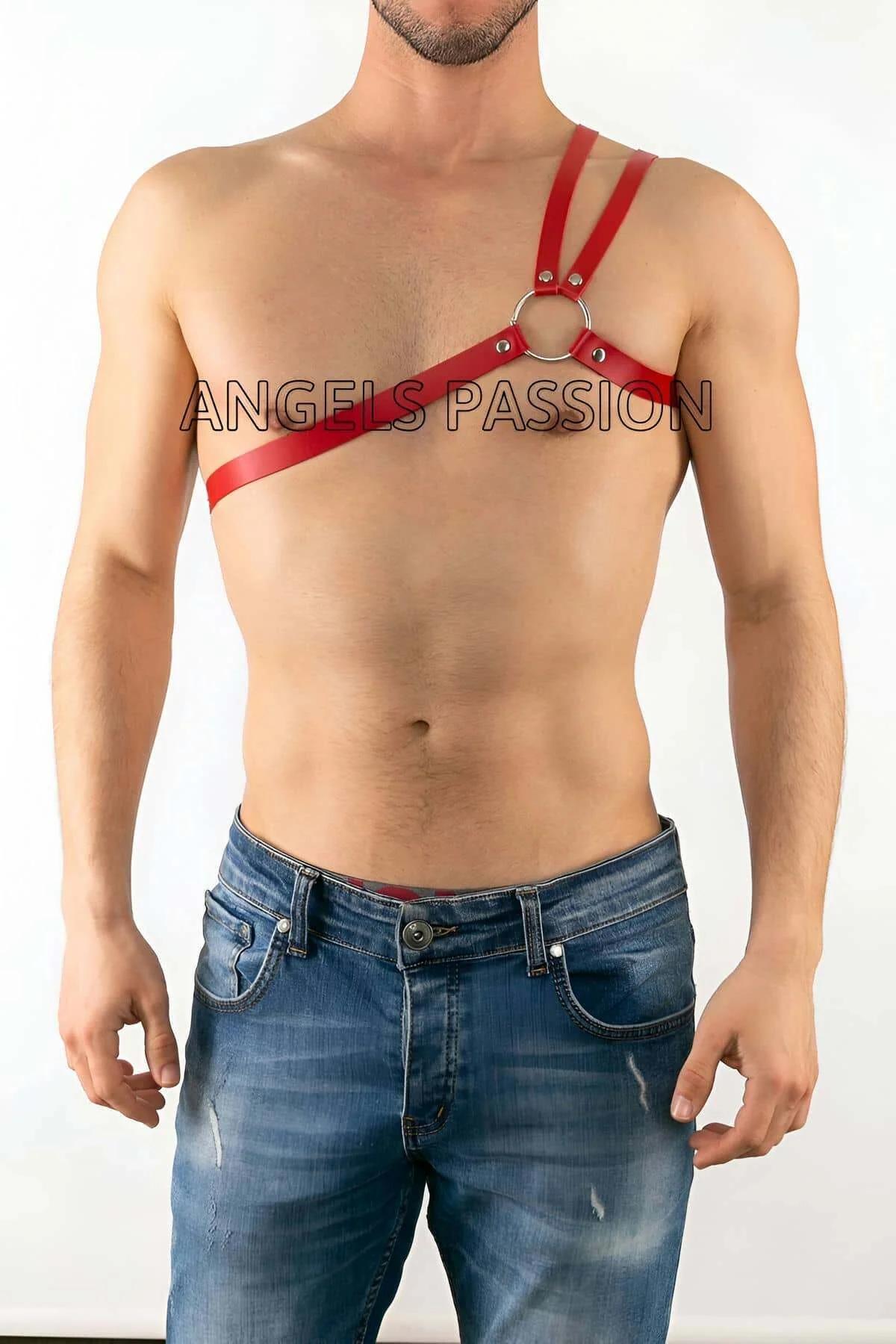 kırmızı suni deri tek omuz erkek harness gümüş O-ring ve metal perçin detayı önden görünüm