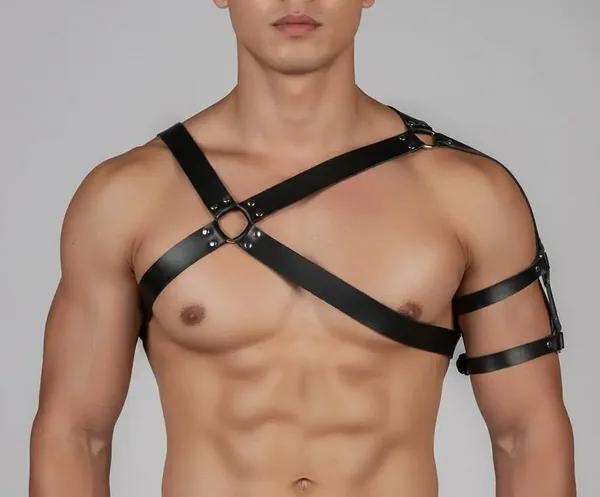 siyah vegan deri tek omuz erkek göğüs harness çapraz şerit çift O-ring metal perçin üst kol bandı