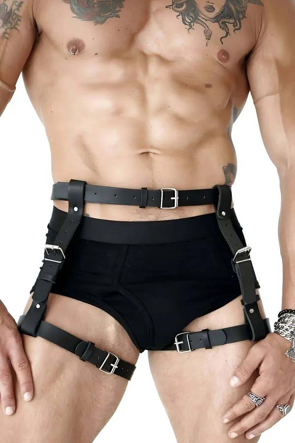 Siyah vegan deri bel ve uyluk erkek harness, gümüş metal tokalı ayarlanabilir kayışlar, siyah boxer üzerinde
