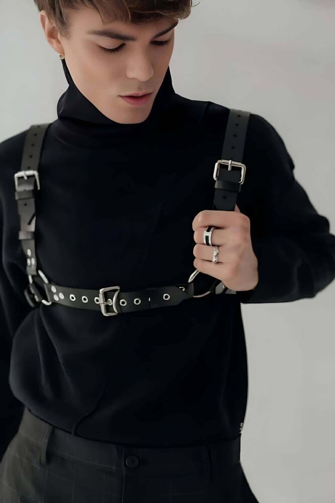 Men's Stylish Belt with Chain and Ring Detail - 4