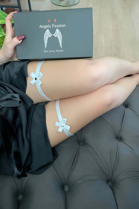 Stylish Elastic Leg Band with White Flower Detail - 2