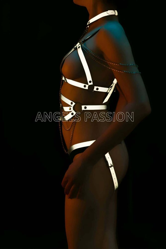 Stylish Reflective Harness with Chain and Mesh Details - 4