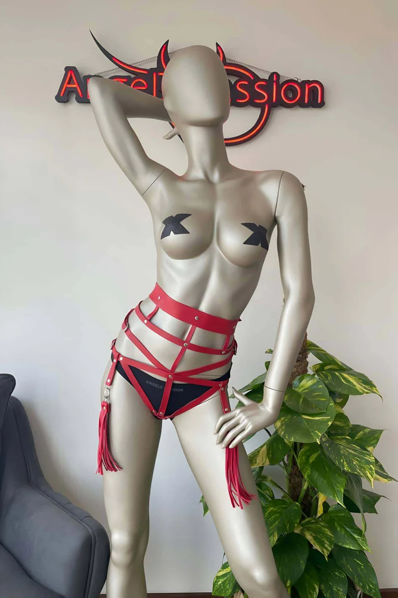 Kırmızı Kadın Harness Aksesuarı Püskül ve Toka Yakın Çekim