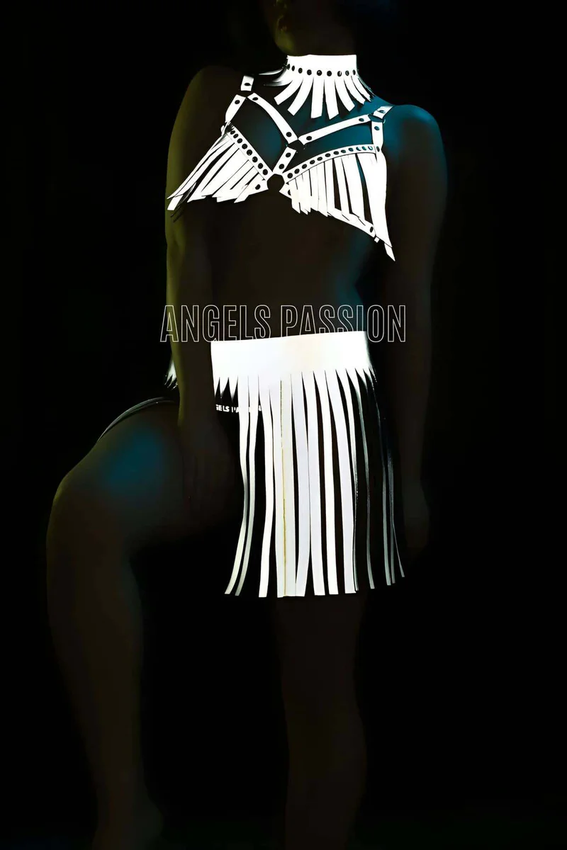 Side profile of the white reflective fringe harness set showcasing movement