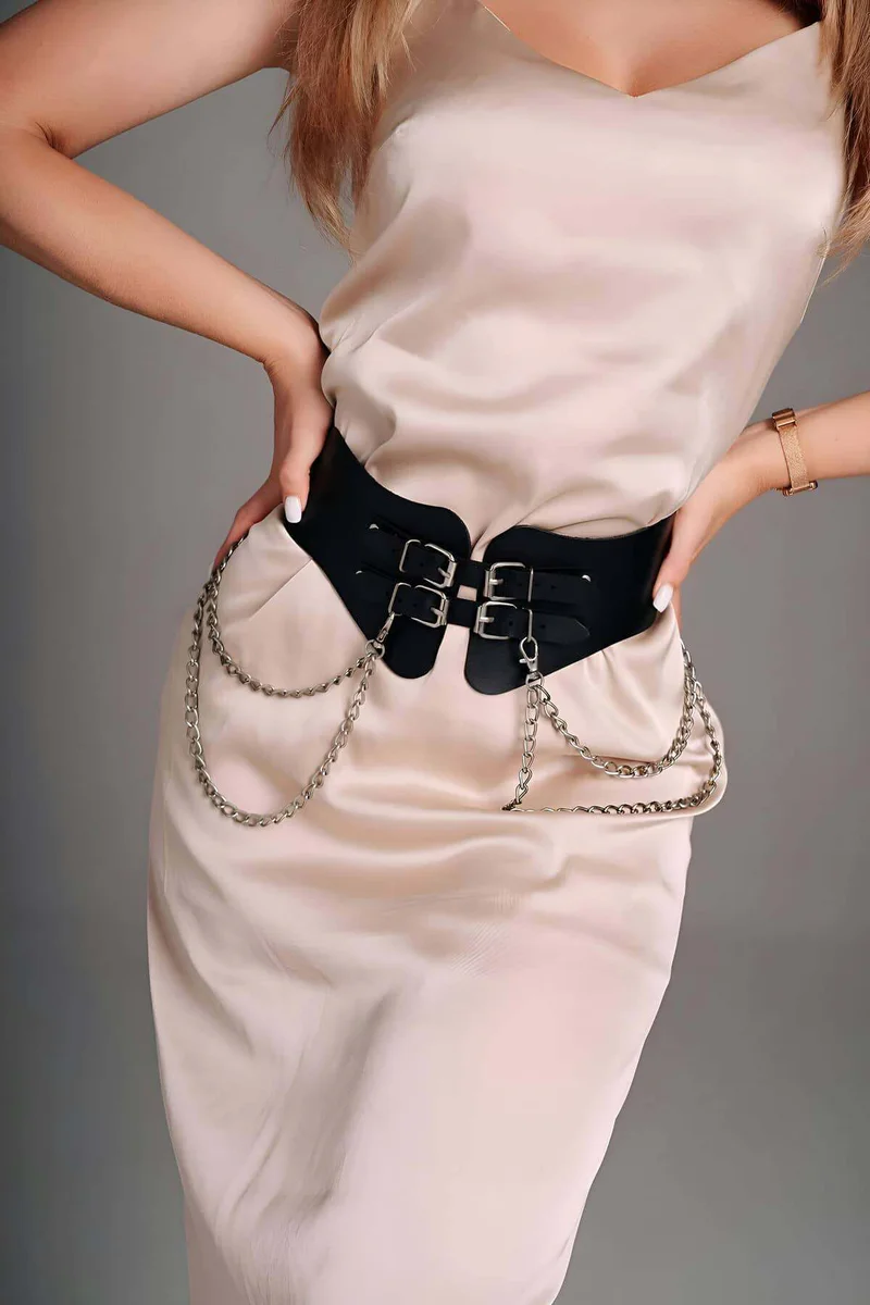Black wide belt double buckle hardware chain detail outfit