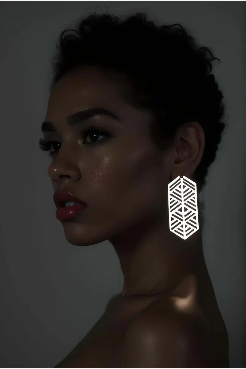 Beyaz Reflektörlü Geometrik Küpe Modern Lazer Kesim