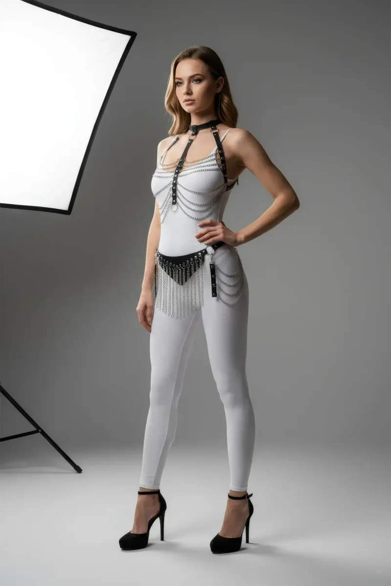 Siyah Zincir Detaylı Suni Deri Etek ve Göğüs Harness Seti, beyaz body üzerinde
