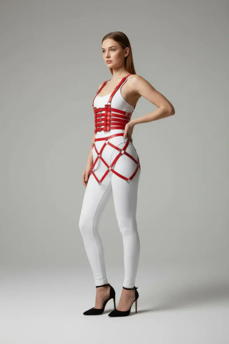 Kırmızı deri vücut harness ön detay, metal toka görünümü